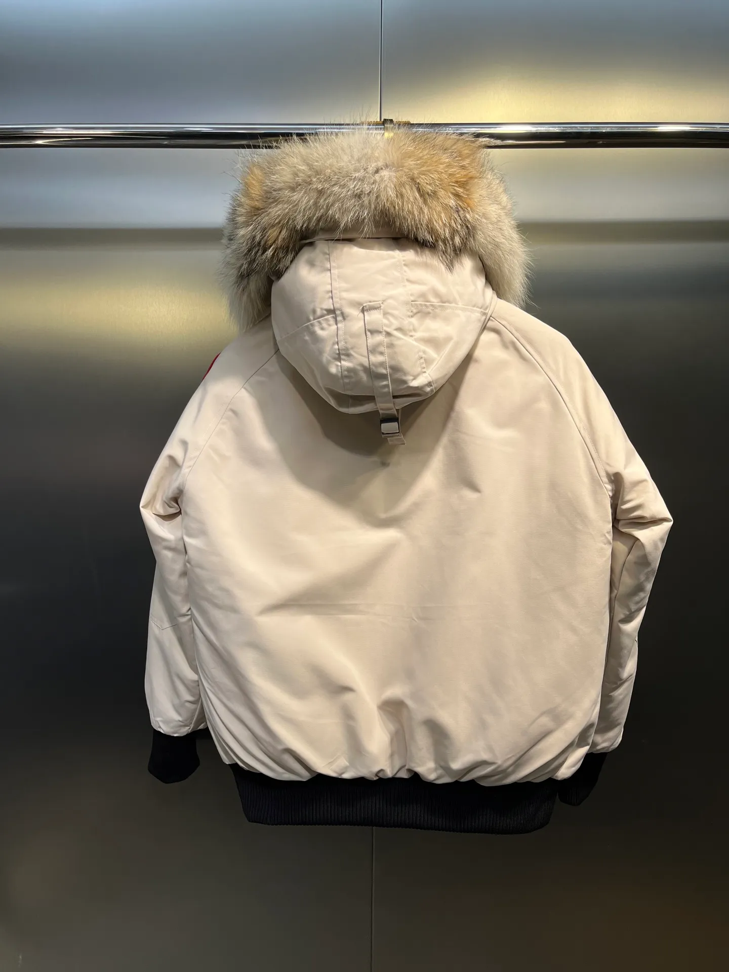 P780 CANADA GOOES 02 model Chilliwa bomber jacket 02 model, chosen by Arctic and Antarctic scientific expedition teams as their cold-proof equipment, the Rolls-Royce of down jackets. ➖ Industry-leading anti-counterfeiting chip sensing. ➖ Imported Behringer embroidery machines and customized embroidery labels, the highest level and industry leading. ➖ Imported Korean 21-count polyester-cotton blended original fabric, TC85 waterproof coated fabric, water-repellent, windproof and wear-resistant. ➖ The new national standard 80 white duck down is filled with an average of 520 grams of down. The amount of down filled is industry-leading. ➖ 100% nylon lon lining with double double-layer sealing design to prevent velvet running, seamless thread design on cuffs! ➖ Western Canadian Green Wolf Collar. ➖ Yoshida YKK provides original factory-customized electroplated sliders. YKK two-way lockable zippers are tight and smooth and do not peel off paint. ➖ 3M composite Velcro is durable and the accessories and hardware are all custom-made. Note: Our copywriting is only simple and clear. Instead of bragging about the copywriting, it is better to compare and understand with samples. Only for the purest, most focused, most professional, highest quality, and highest sex!  size：xs-xl